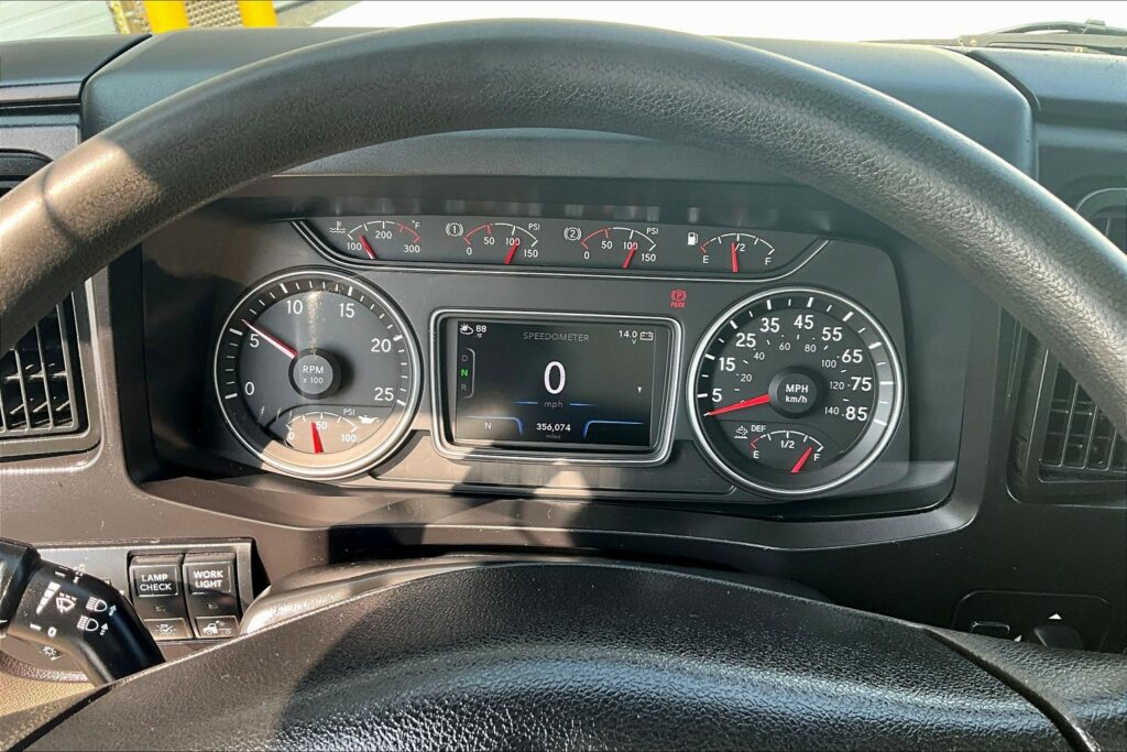 2022 CUM LT625 6×4 Sleeper