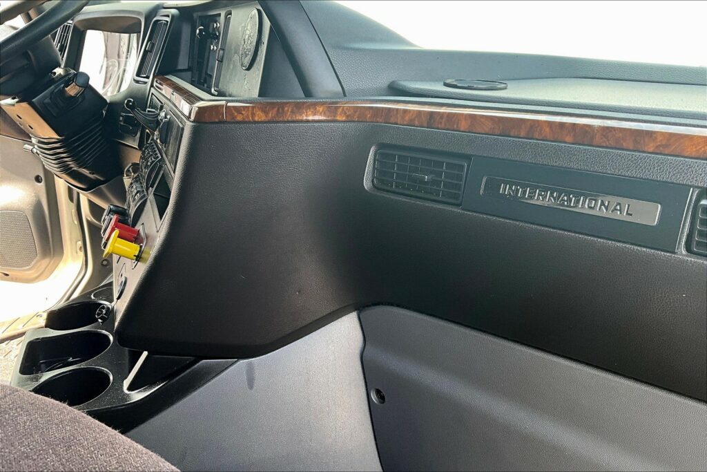 2022 CUM LT625 6×4 Sleeper