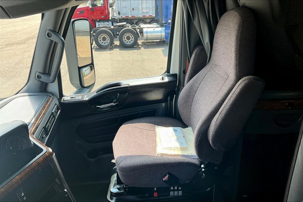 2022 CUM LT625 6×4 Sleeper