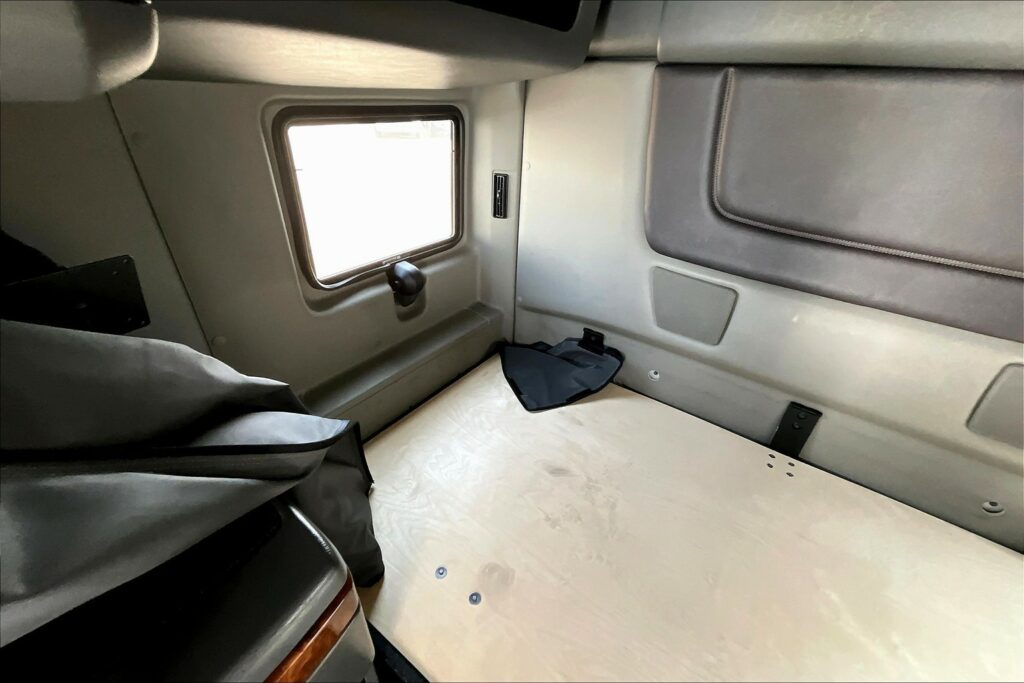 2022 CUM LT625 6×4 Sleeper