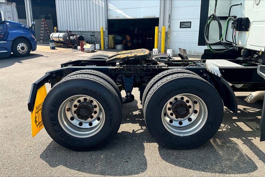 2022 CUM LT625 6×4 Sleeper