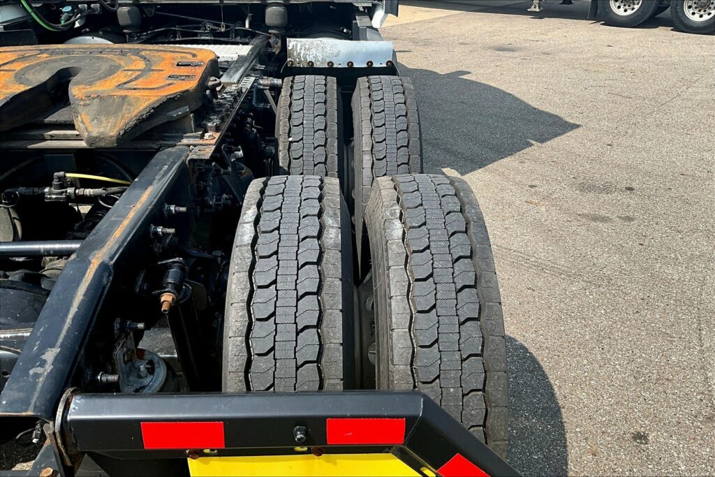 2022 CUM LT625 6×4 Sleeper