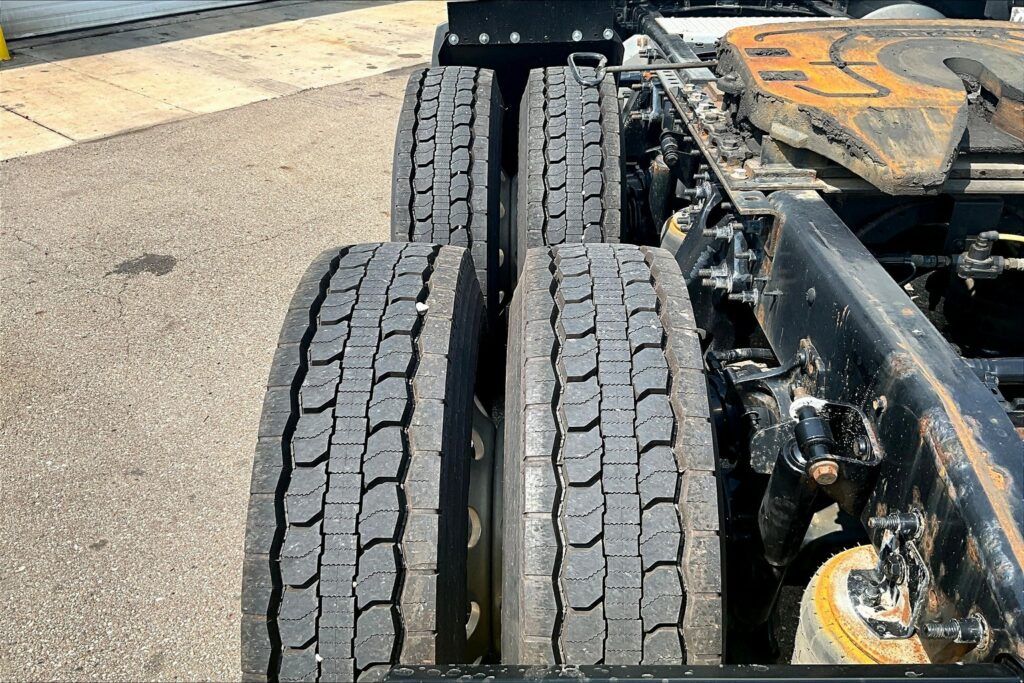 2022 CUM LT625 6×4 Sleeper