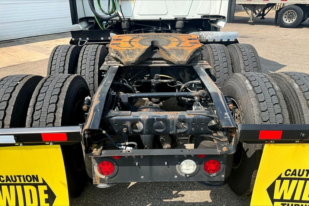 2022 CUM LT625 6×4 Sleeper