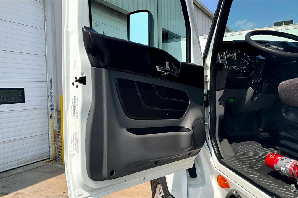 2022 CUM LT625 6×4 Sleeper