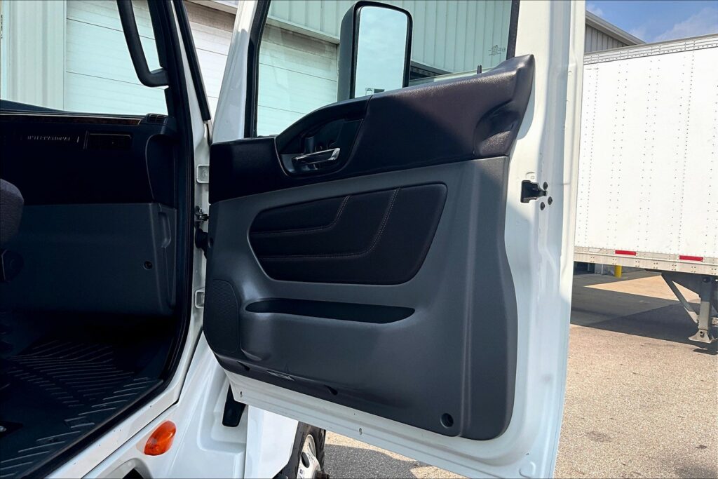 2022 CUM LT625 6×4 Sleeper