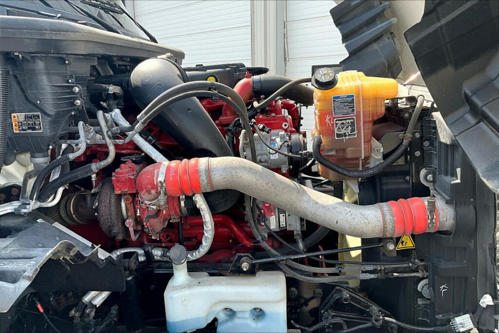 2022 CUM LT625 6×4 Sleeper