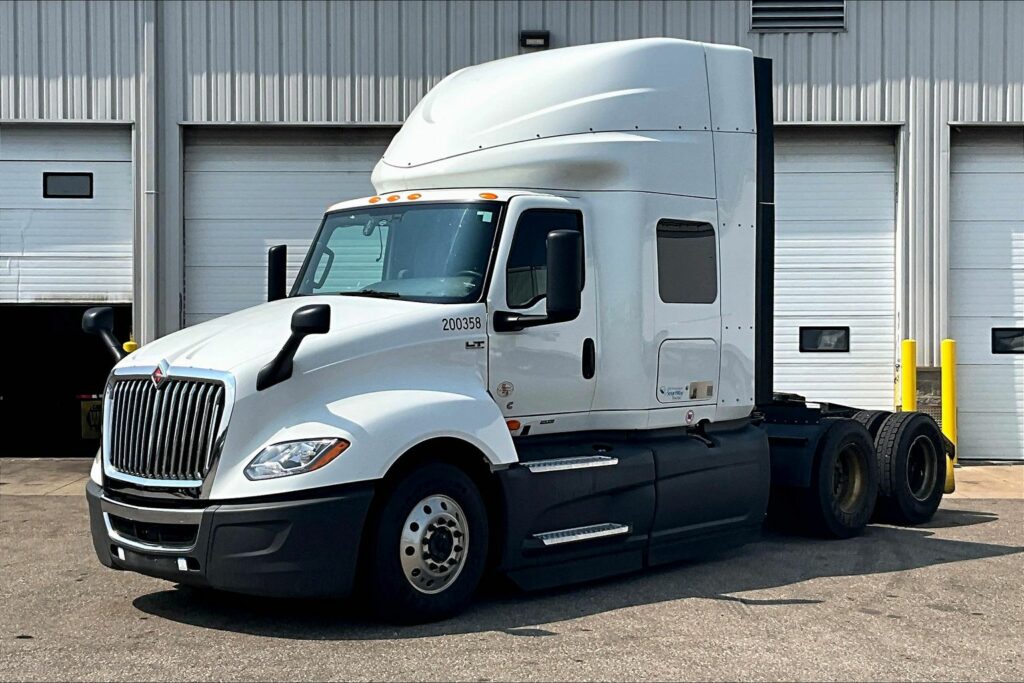 2022 CUM LT625 6×4 Sleeper