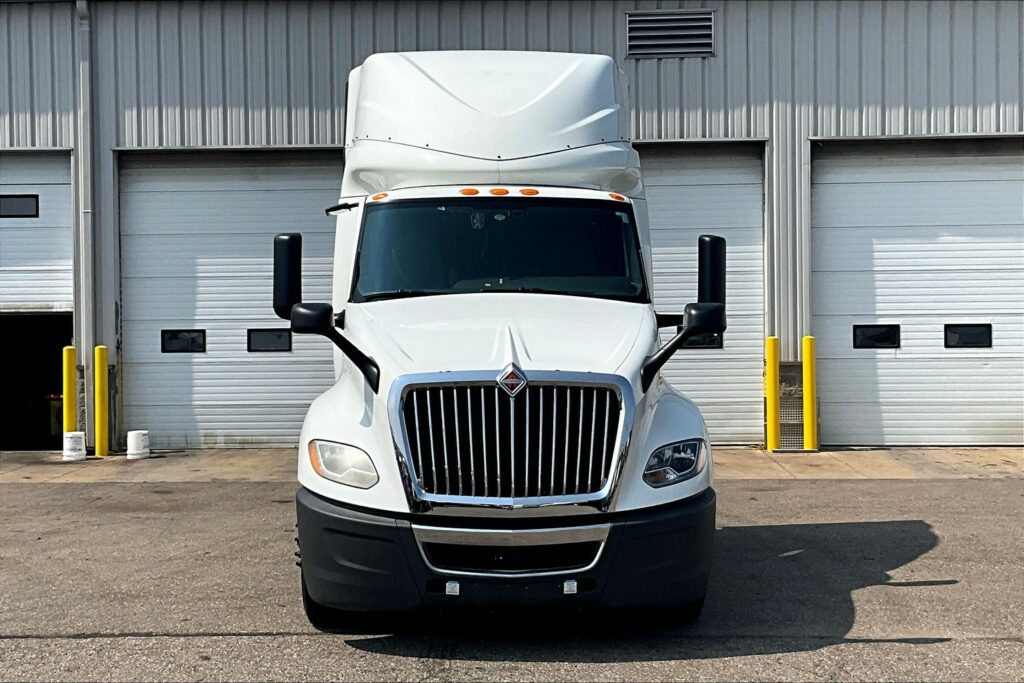 2022 CUM LT625 6×4 Sleeper