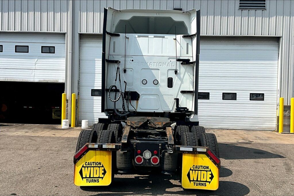 2022 CUM LT625 6×4 Sleeper