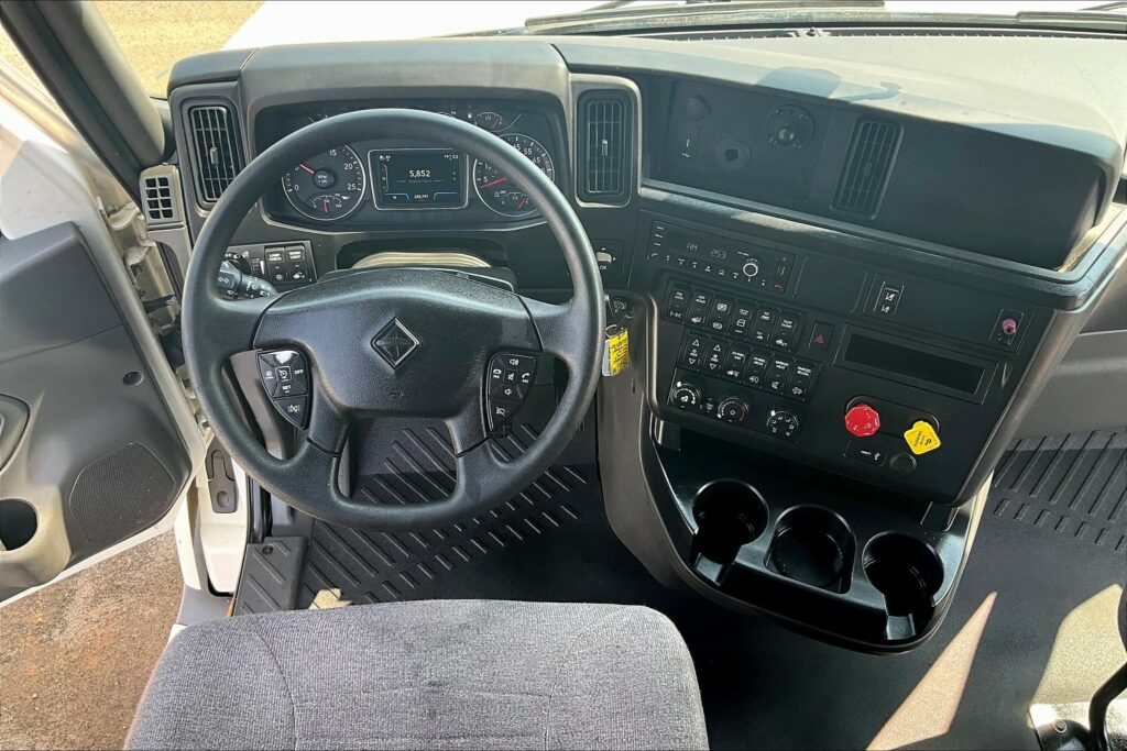 2022 CUM LT625 6×4 Sleeper