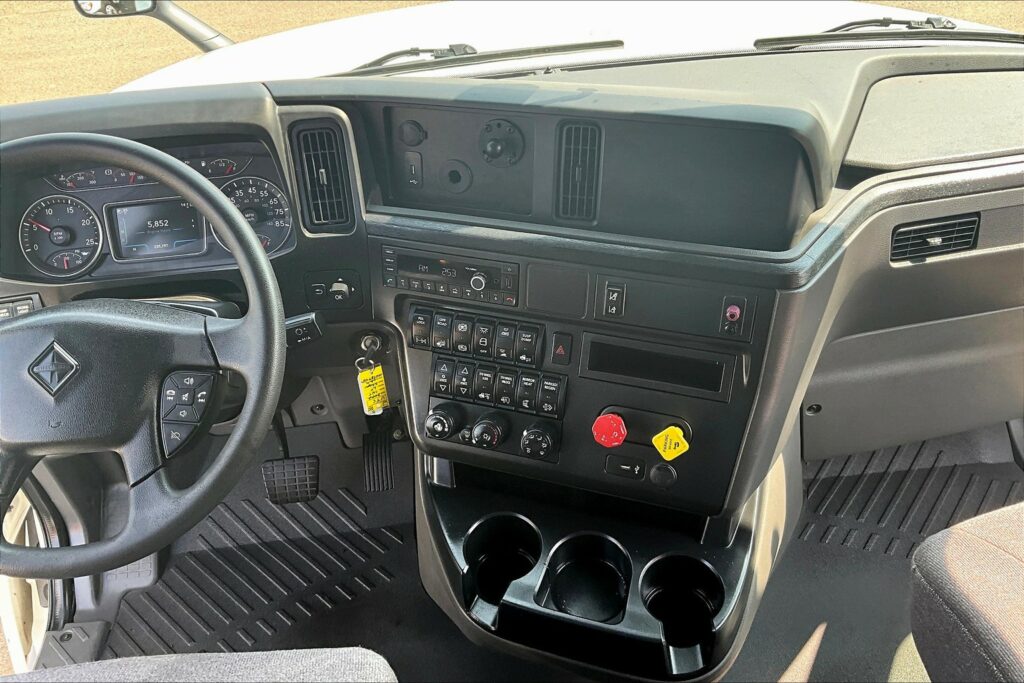 2022 CUM LT625 6×4 Sleeper