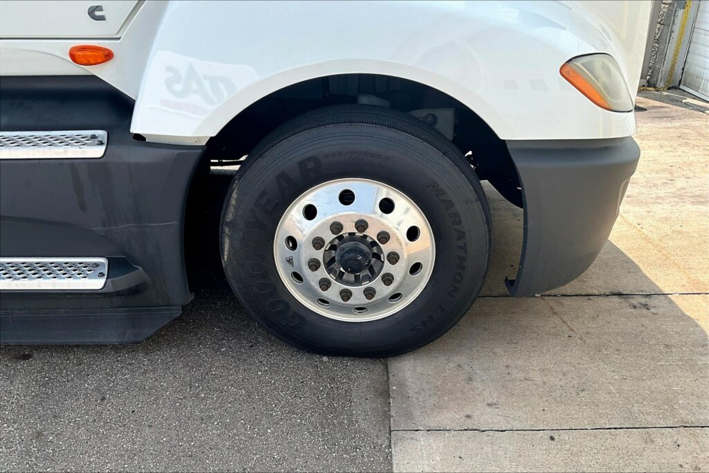 2022 CUM LT625 6×4 Sleeper