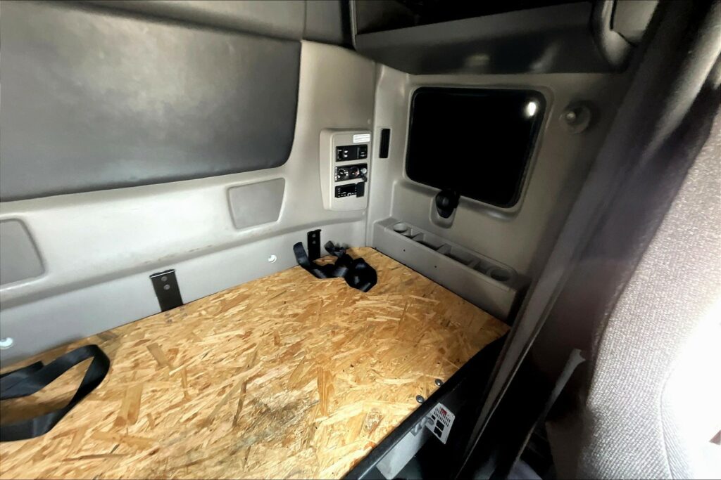 2022 CUM LT625 6×4 Sleeper