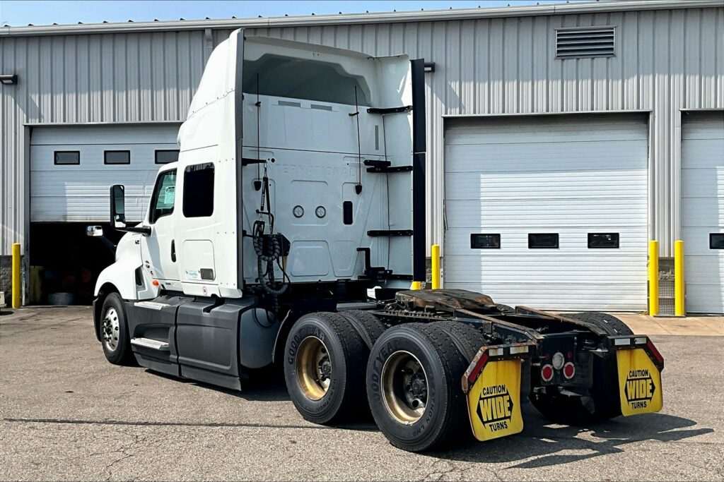 2022 CUM LT625 6×4 Sleeper