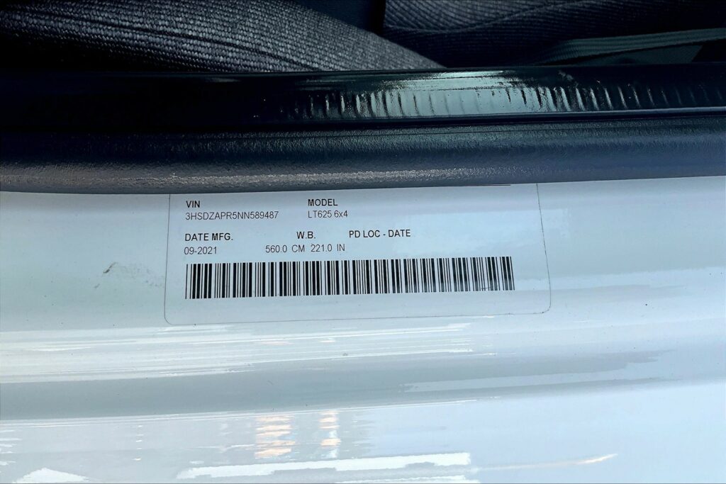 2022 CUM LT625 6×4 Sleeper