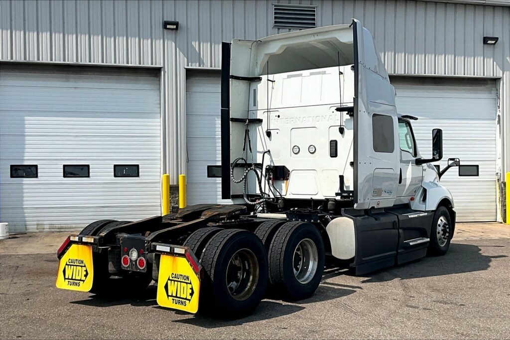 2022 CUM LT625 6×4 Sleeper