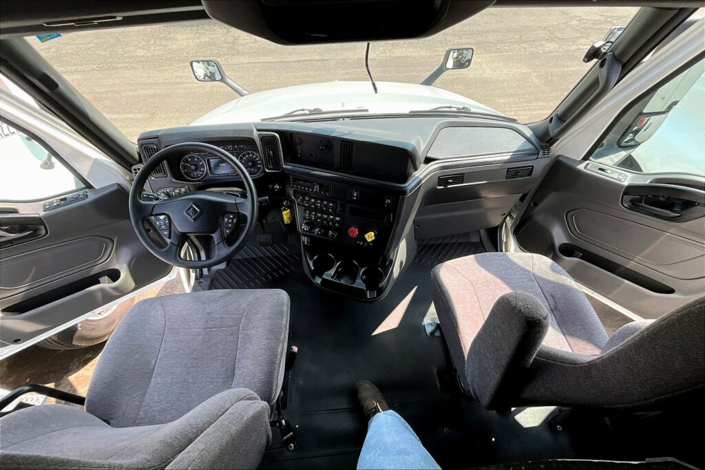 2022 CUM LT625 6×4 Sleeper