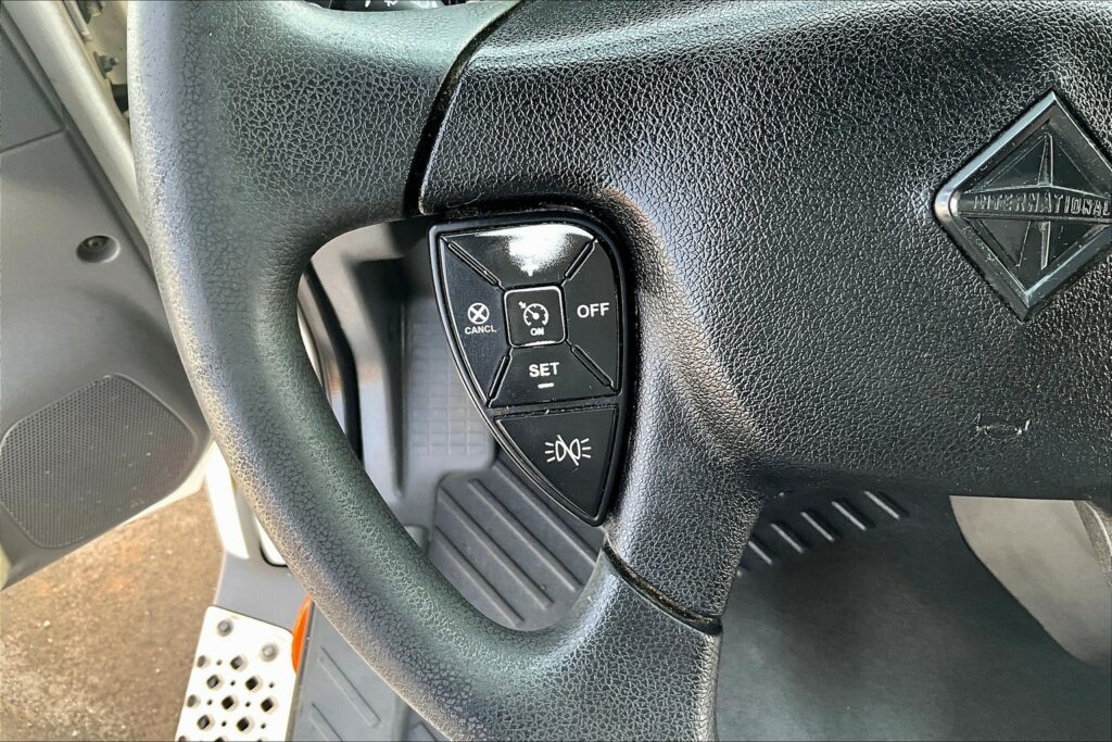 2022 CUM LT625 6×4 Sleeper