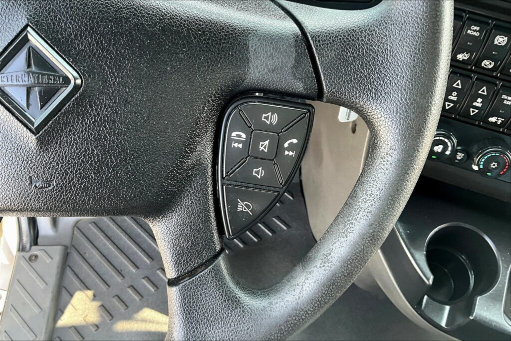 2022 CUM LT625 6×4 Sleeper