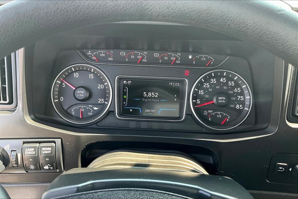 2022 CUM LT625 6×4 Sleeper