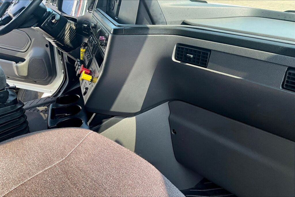 2022 CUM LT625 6×4 Sleeper