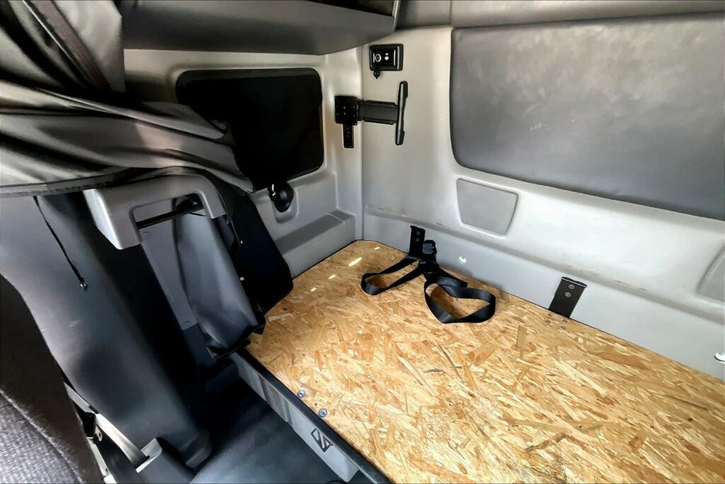 2022 CUM LT625 6×4 Sleeper