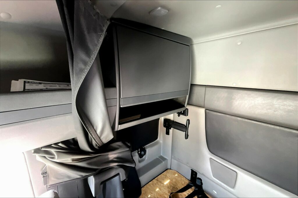 2022 CUM LT625 6×4 Sleeper