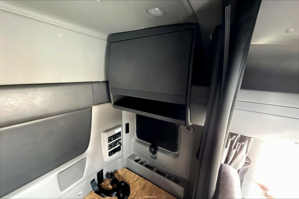 2022 CUM LT625 6×4 Sleeper