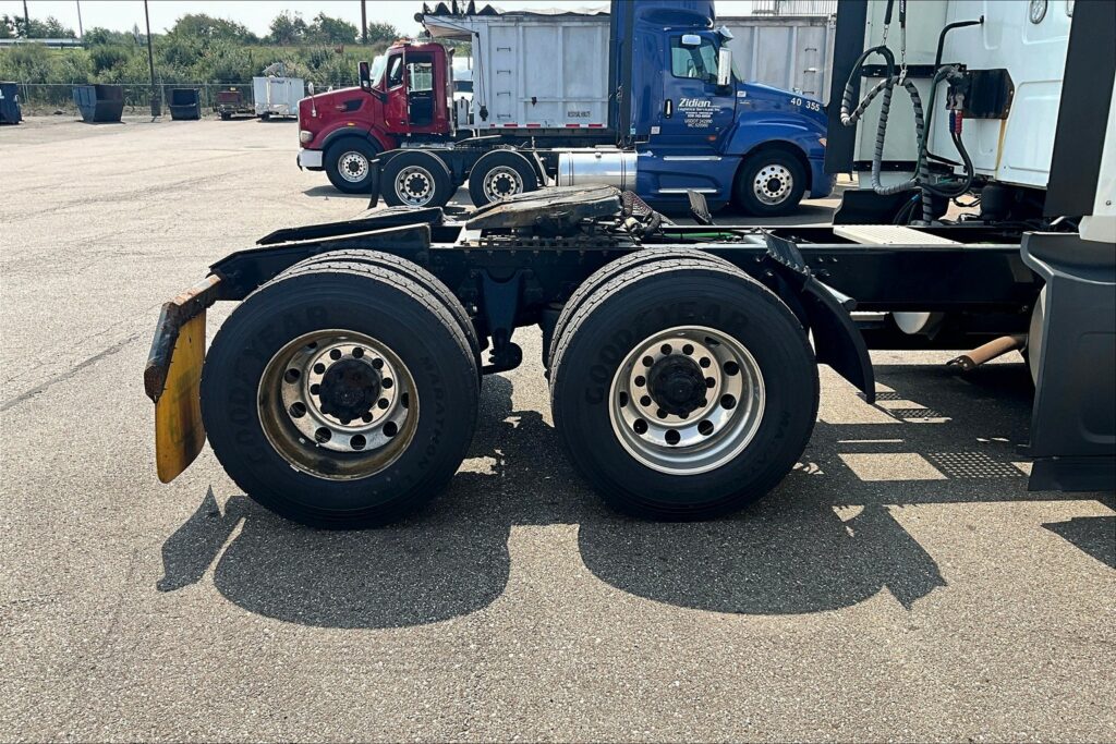 2022 CUM LT625 6×4 Sleeper