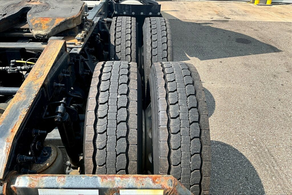 2022 CUM LT625 6×4 Sleeper