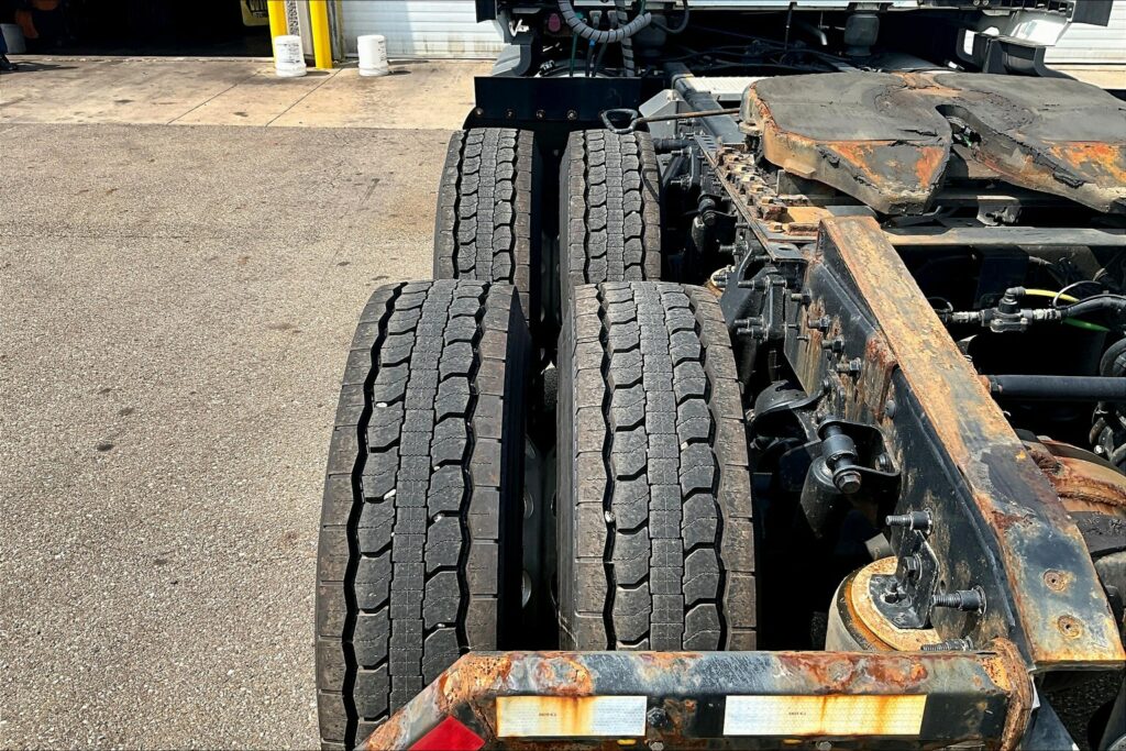 2022 CUM LT625 6×4 Sleeper