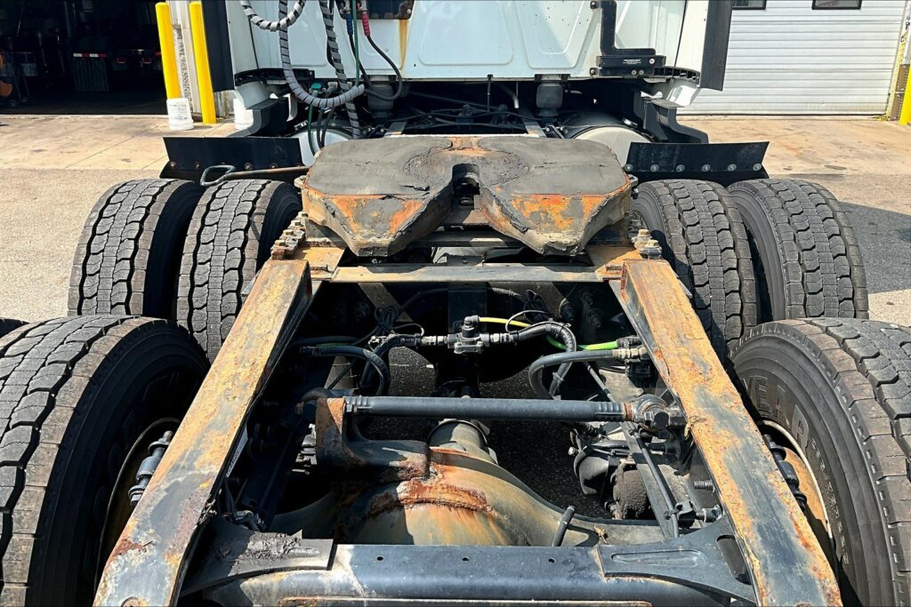 2022 CUM LT625 6×4 Sleeper