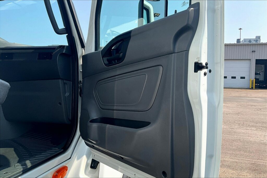 2022 CUM LT625 6×4 Sleeper