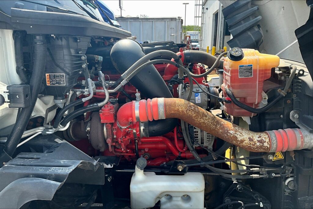 2022 CUM LT625 6×4 Sleeper