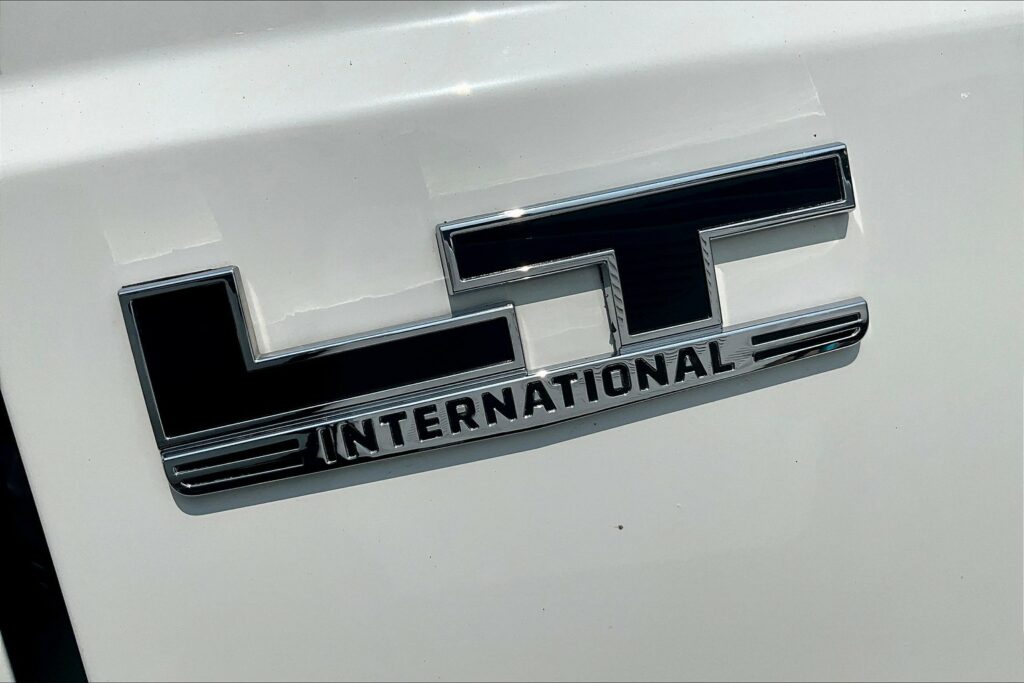 2022 CUM LT625 6×4 Sleeper