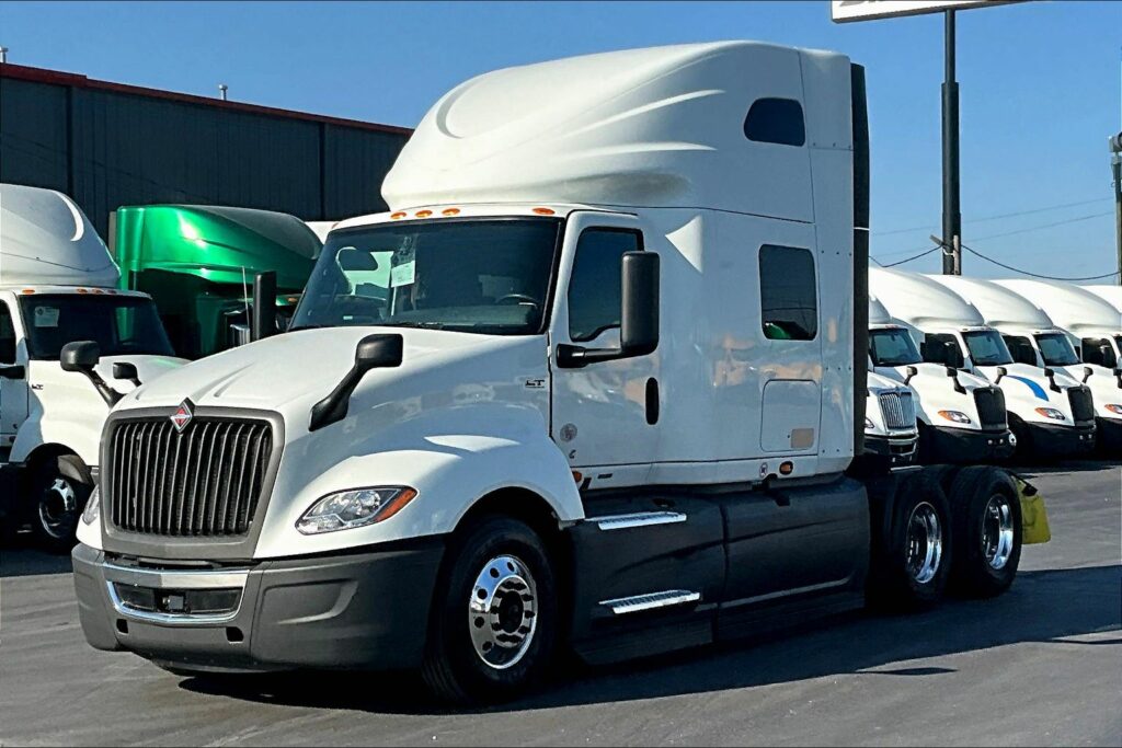 2022 CUM LT625 6×4 Sleeper