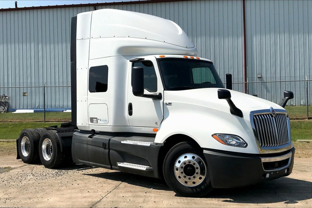 2022 CUM LT625 6×4 Sleeper