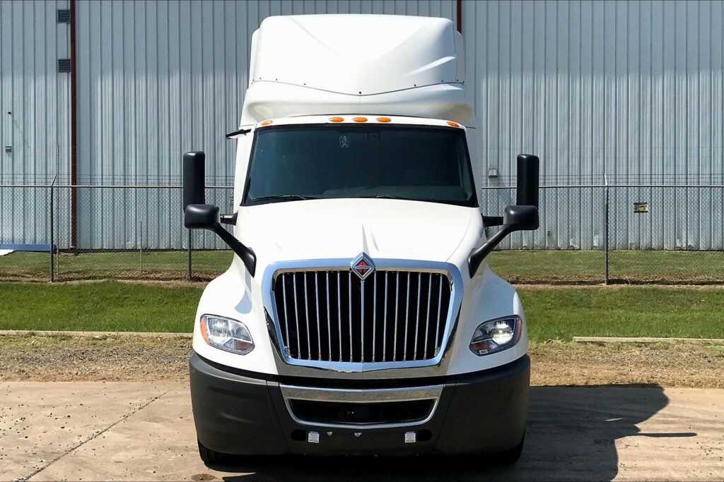 2022 CUM LT625 6×4 Sleeper