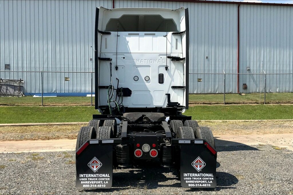 2022 CUM LT625 6×4 Sleeper