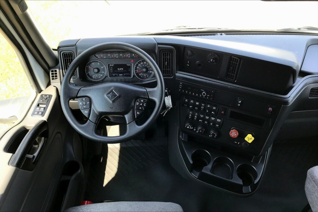 2022 CUM LT625 6×4 Sleeper