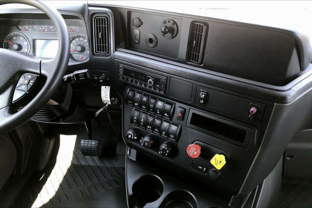 2022 CUM LT625 6×4 Sleeper