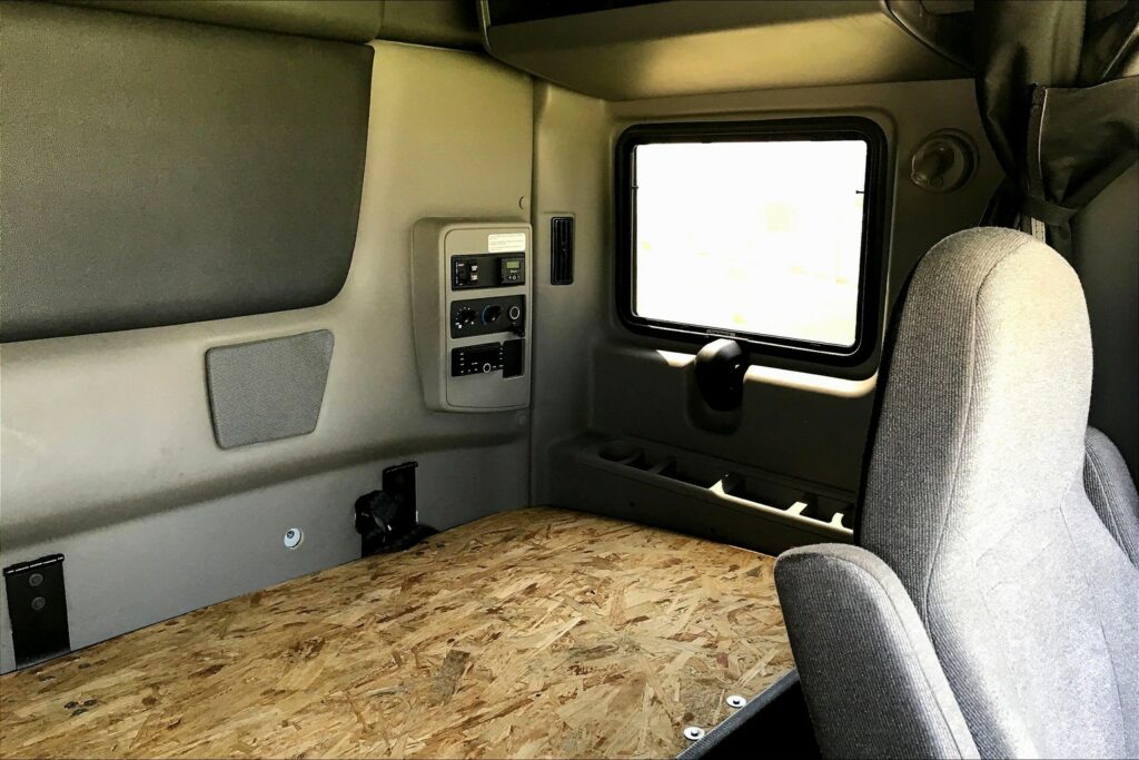 2022 CUM LT625 6×4 Sleeper