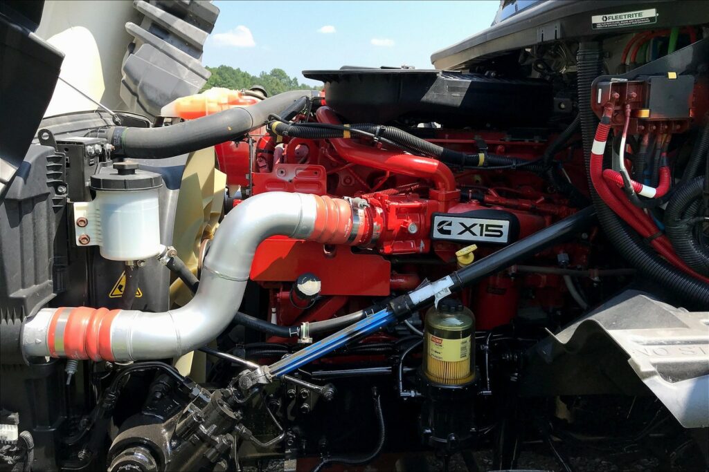 2022 CUM LT625 6×4 Sleeper