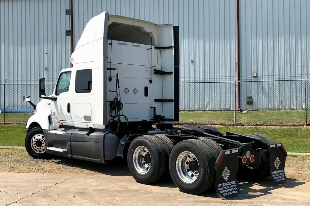 2022 CUM LT625 6×4 Sleeper