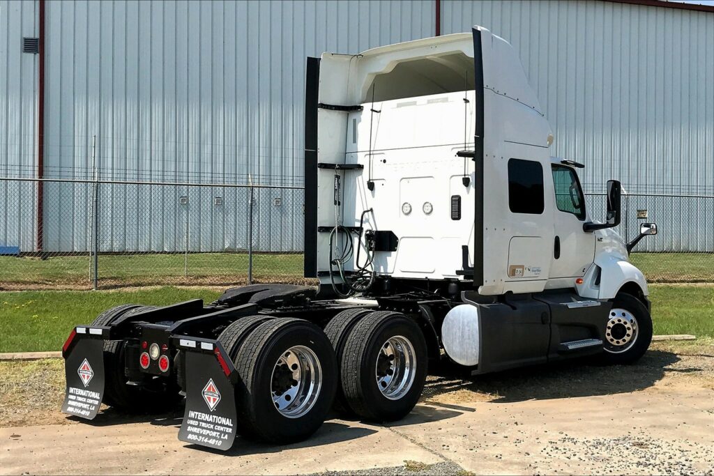 2022 CUM LT625 6×4 Sleeper