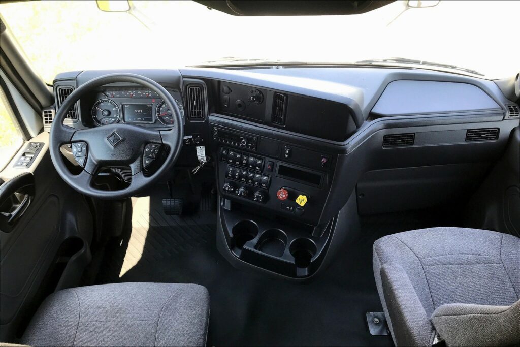 2022 CUM LT625 6×4 Sleeper