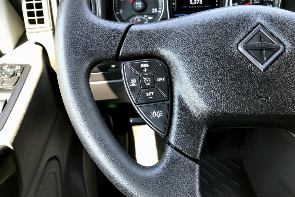 2022 CUM LT625 6×4 Sleeper