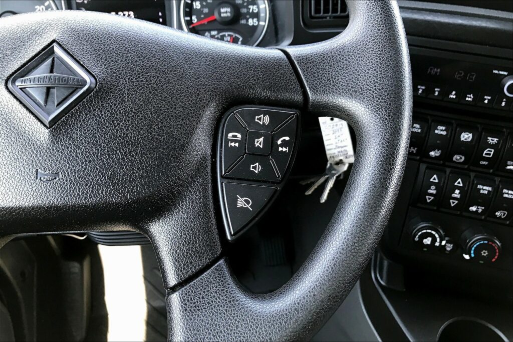 2022 CUM LT625 6×4 Sleeper