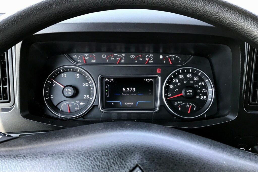 2022 CUM LT625 6×4 Sleeper